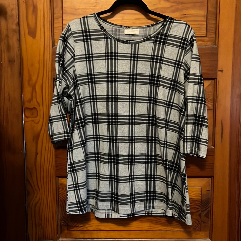 Gray top with black plaid size 3X